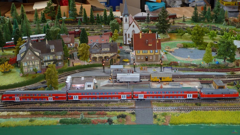 200 DoSto Zug.JPG - Nahverkehr-Wendegarnitur aus Doppelstockwagen (DoSto) und BR218 der Epoche V